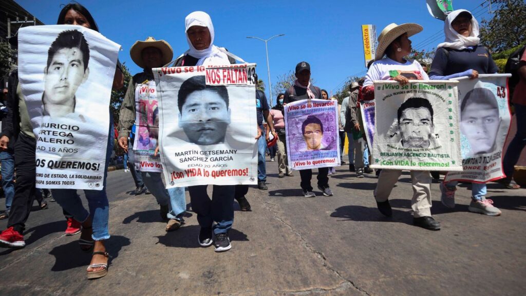 Guerrero lanza campaña por información sobre 43 normalistas; ofrece 10 mdp