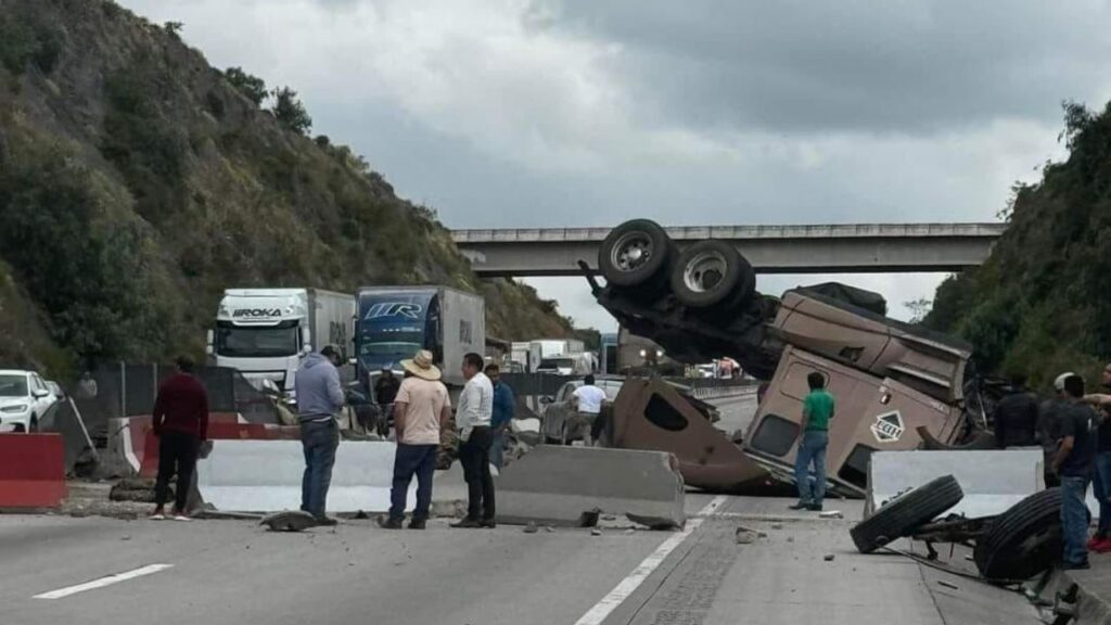 Volcadura de tráiler en Arco Norte provoca cierre por más de dos horas