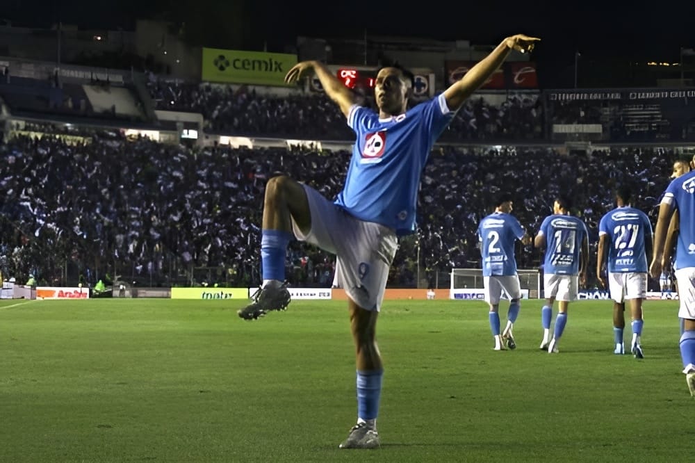 CRUZ AZUL ARROLLA Y LIDERA TRAS VENCER AL AMÉRICA