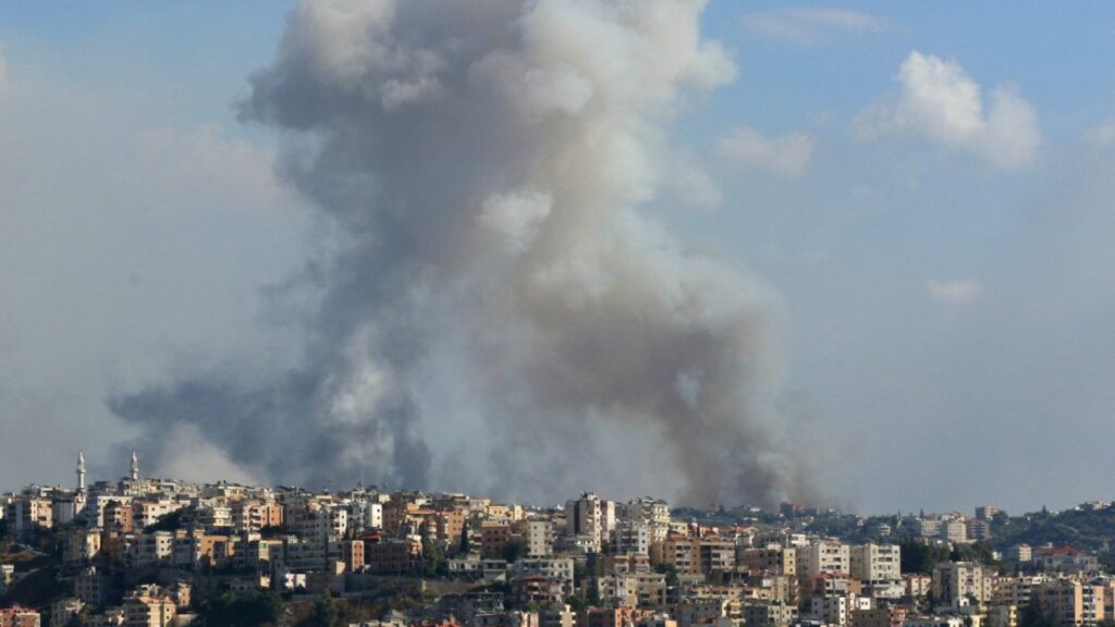 Israel bombardea objetivos de Hezbolá en Líbano; van 180 muertos