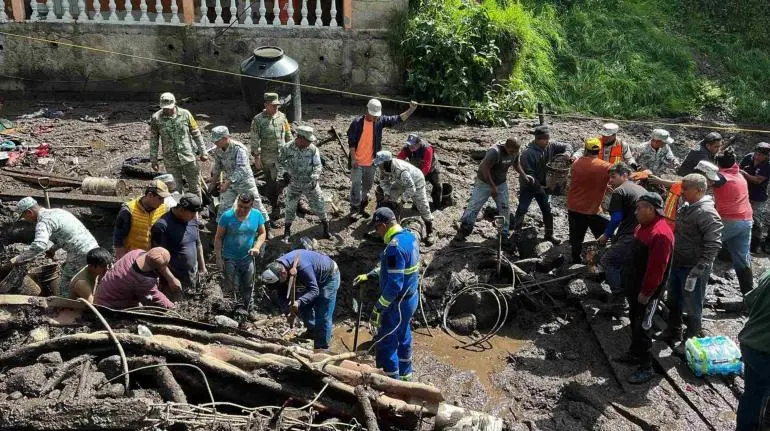 Aumenta a nueve la cifra de muertos tras deslave de cerro en Jilotzingo