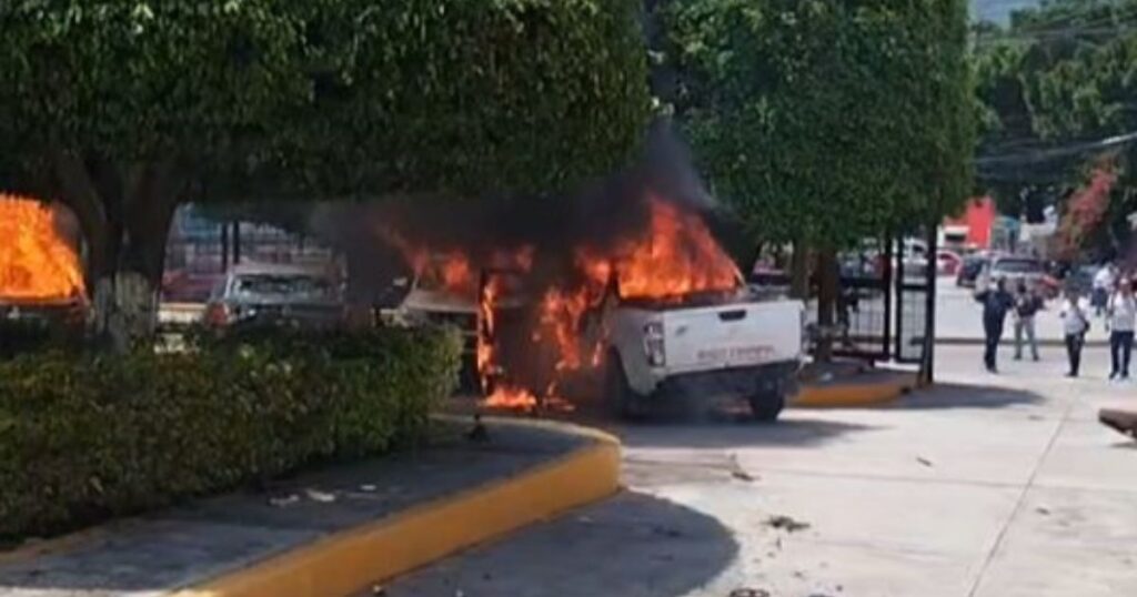 Normalistas vandalizan e incendian vehículos en el Congreso de Guerrero