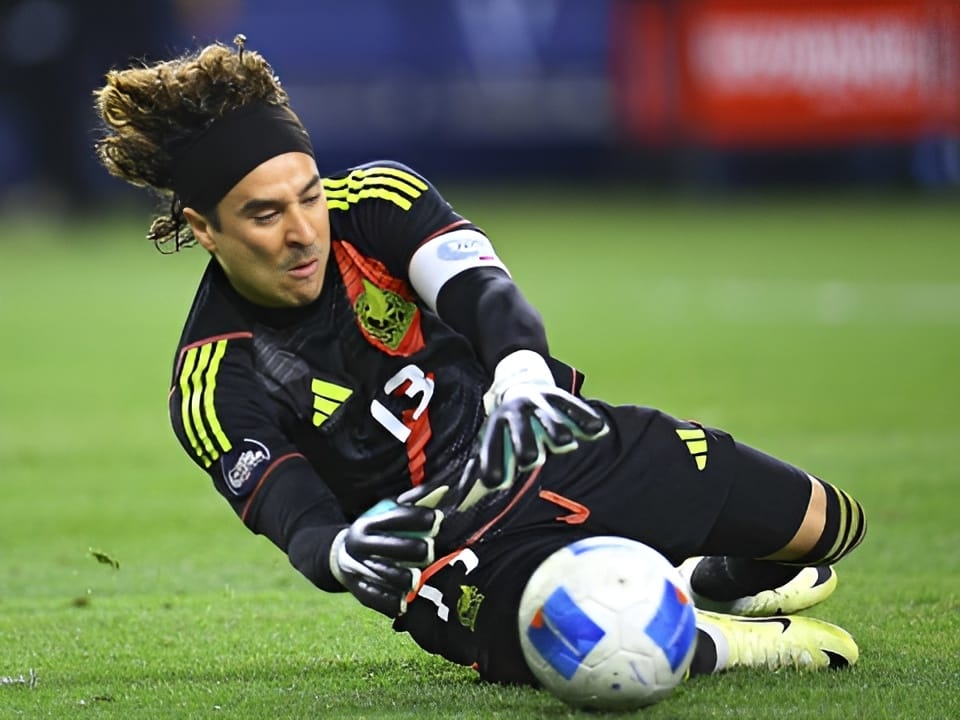 OCHOA, CERCA DE FICHAR CON AVS FUTEBOL SAD