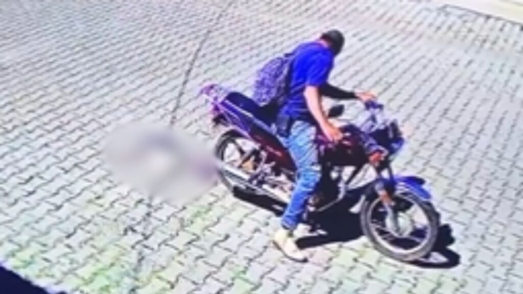 Indigna video de motociclista que arrastra a un perrito atado del cuello en Jalisco