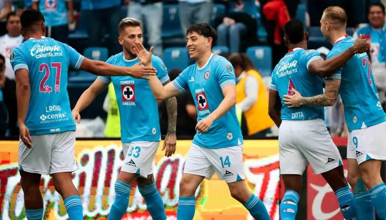 Cruz Azul golea al Necaxa y se mantiene en la cima de la clasificación