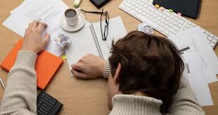 Adiós a la reducción de jornada laboral: Empleados trabajarían más horas diarias y sin pausas para compensar el día libre