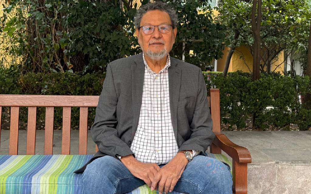 Homenajean a Élmer Mendoza en Feria de Coyoacán y lingüista reflexiona sobre extinción de lenguas