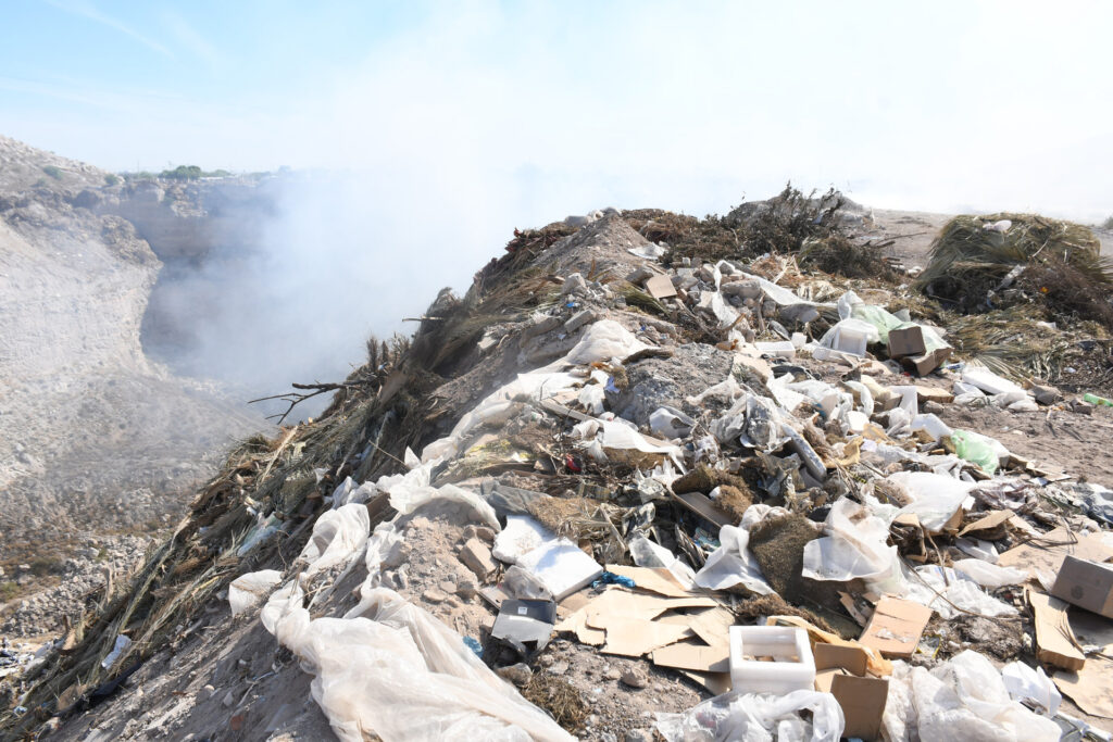 Vecinos del oriente de Torreón denuncian entrega incompleta de fraccionamientos; ayuntamiento contrata millonario traslado de escombro