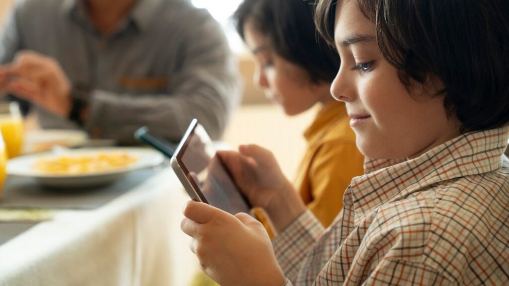 Condena a Meta a pagar 375 millones de dólares por no proteger a menores en Nuevo México