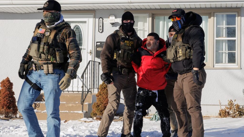 Aumentan 1,100% arrestos de migrantes en espacios públicos en EE.UU. bajo segundo mandato de Trump