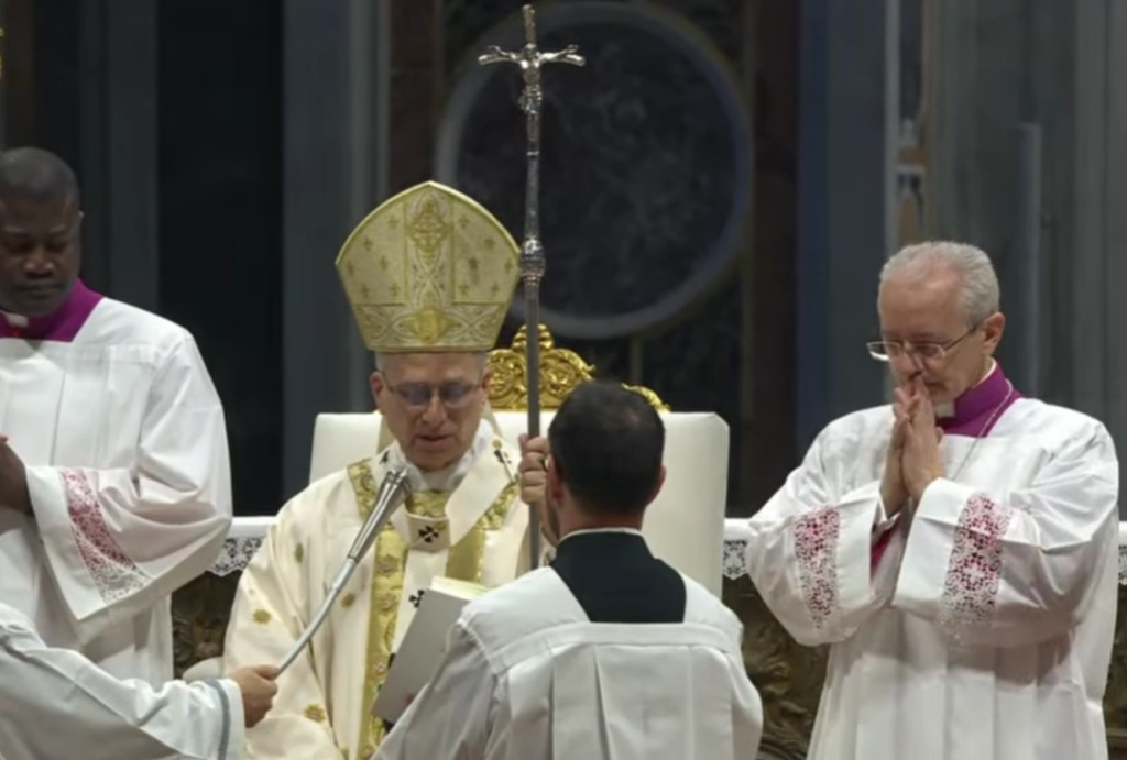 León XIV preside ritos de Semana Santa, lava pies a sacerdotes y pide por la paz en Medio Oriente
