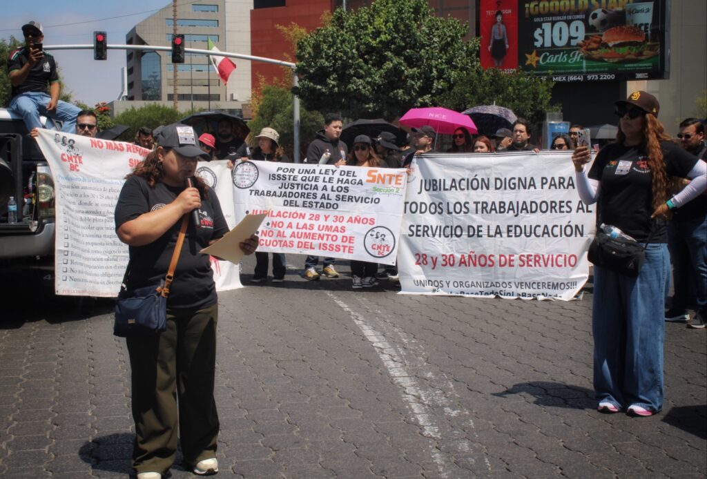 Docentes de la CNTE marchan en Tijuana exigiendo abrogación de la Ley del ISSSTE 2007
