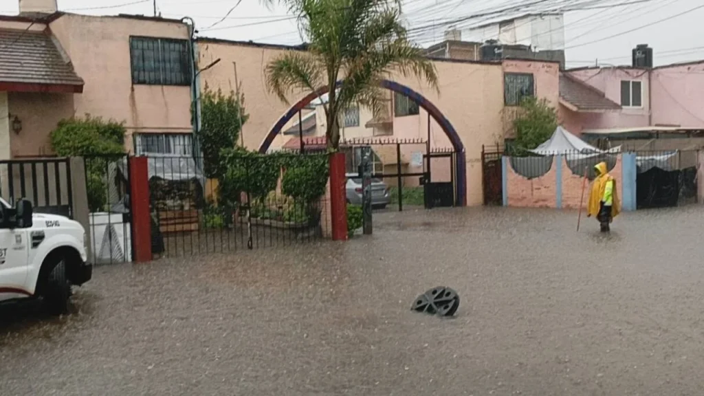 Inundaciones en Tultitlán paralizan el Mexibús y dejan varados a cientos de usuarios