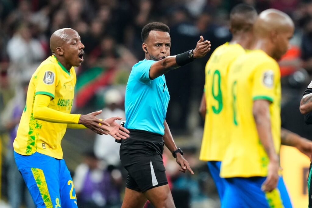 Árbitro somalí queda fuera del Mundial por restricción en EE.UU.