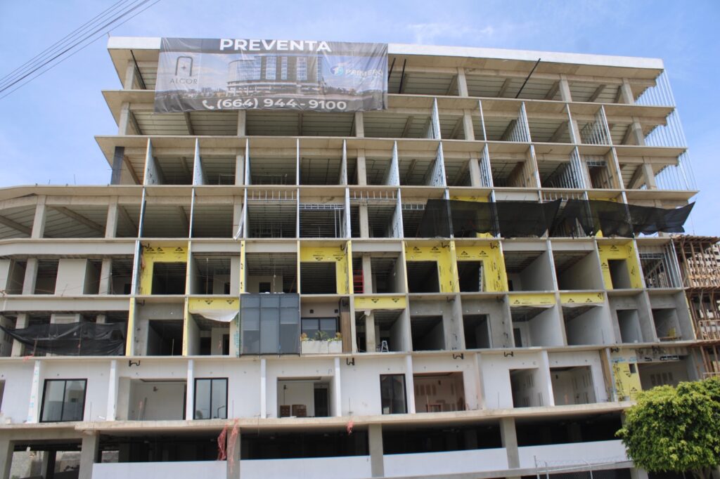 Vecinos de Los Olivos exigen frenar construcción por daños estructurales en Tijuana