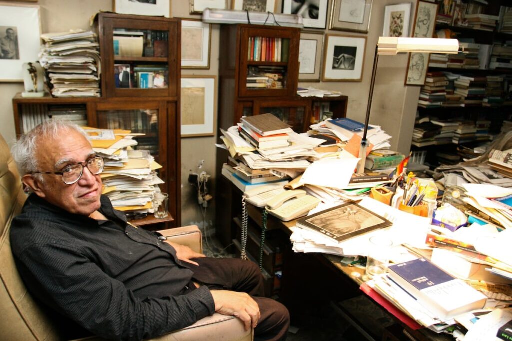 FBI investigó a Carlos Monsiváis por vínculos con Panteras Negras y movimiento Chicano