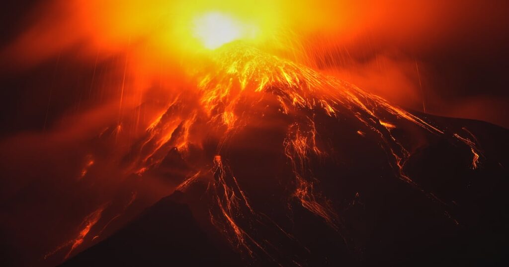 Erupción del Volcán de Fuego en Guatemala obliga a evacuar a 659 personas y mantiene alerta anaranjada