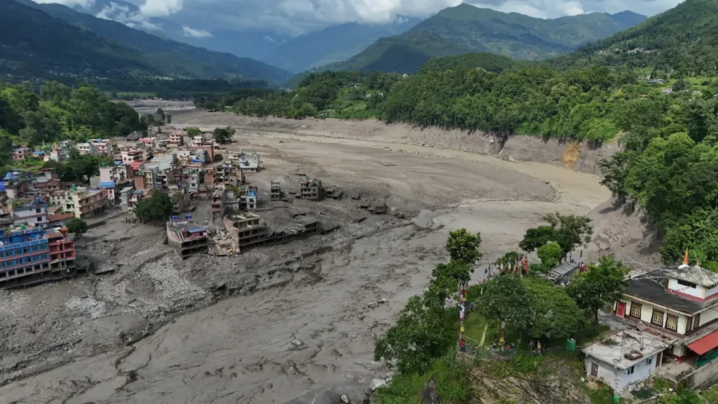 Al menos 160 muertos y más de 700 desaparecidos tras riada en la frontera entre Nepal y Tíbet
