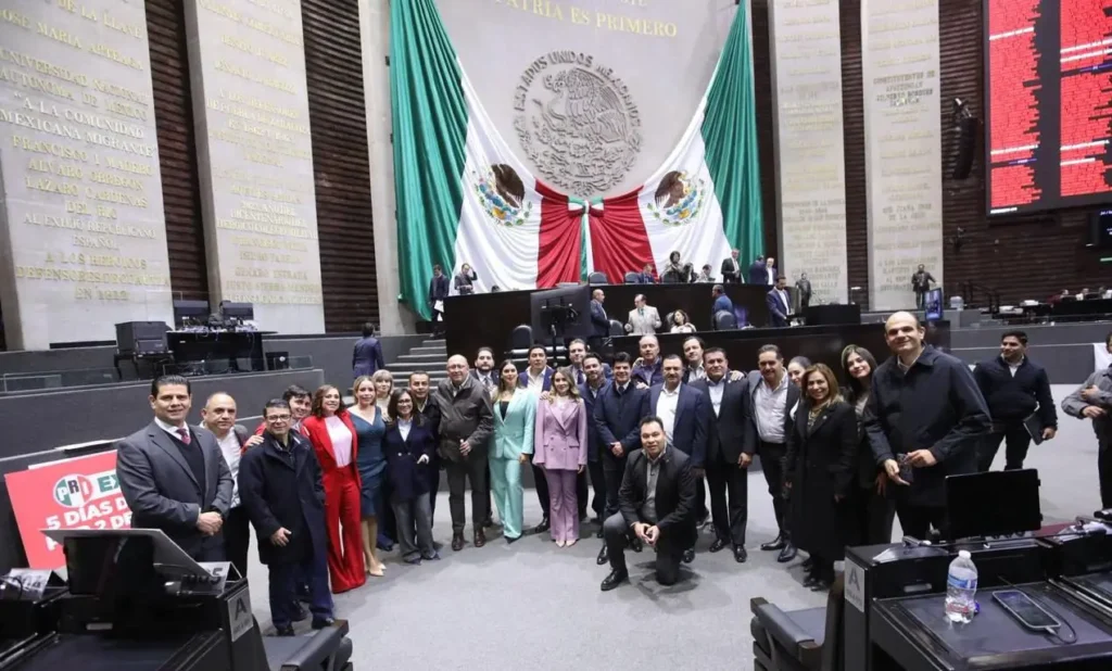 PRI exige comparecencia de secretarios por suspensión de aguacate; Monreal llama a cerrar filas